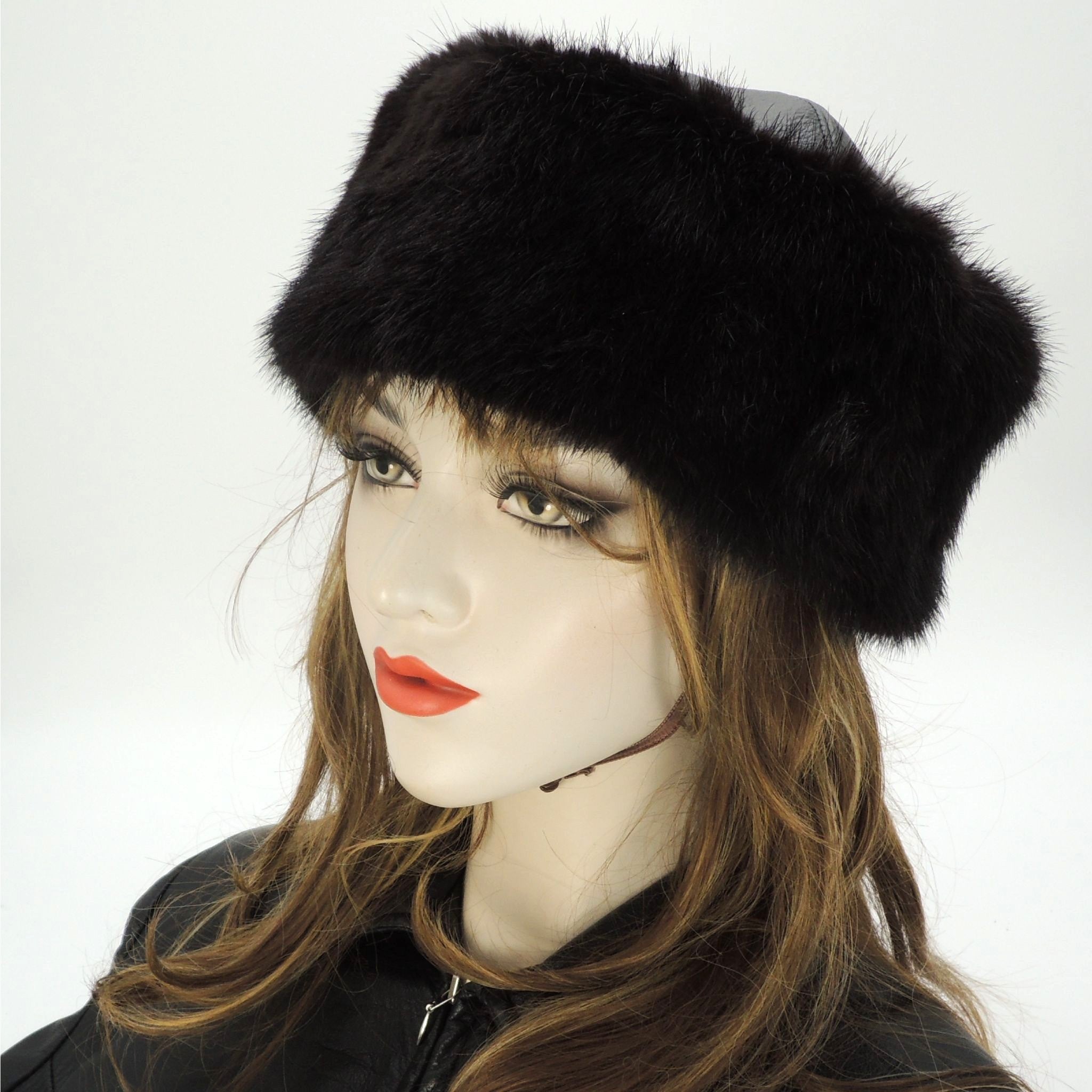 Model wearing the black leather and recycled mink cloche hat by Côté Cuir – elegant vintage winter look handcrafted in Quebec.