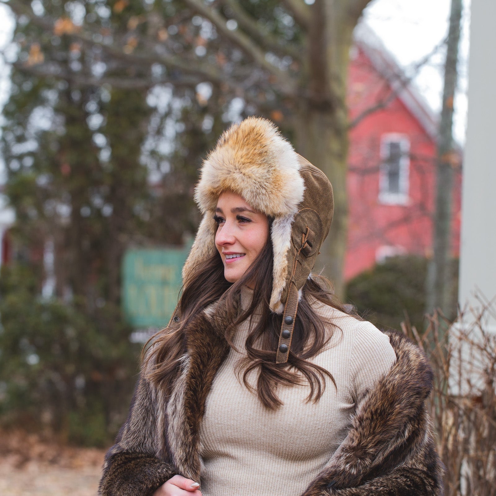 Chapeau aviateur en fourrure de coyote recyclée et cuir noir – Modèle Simon