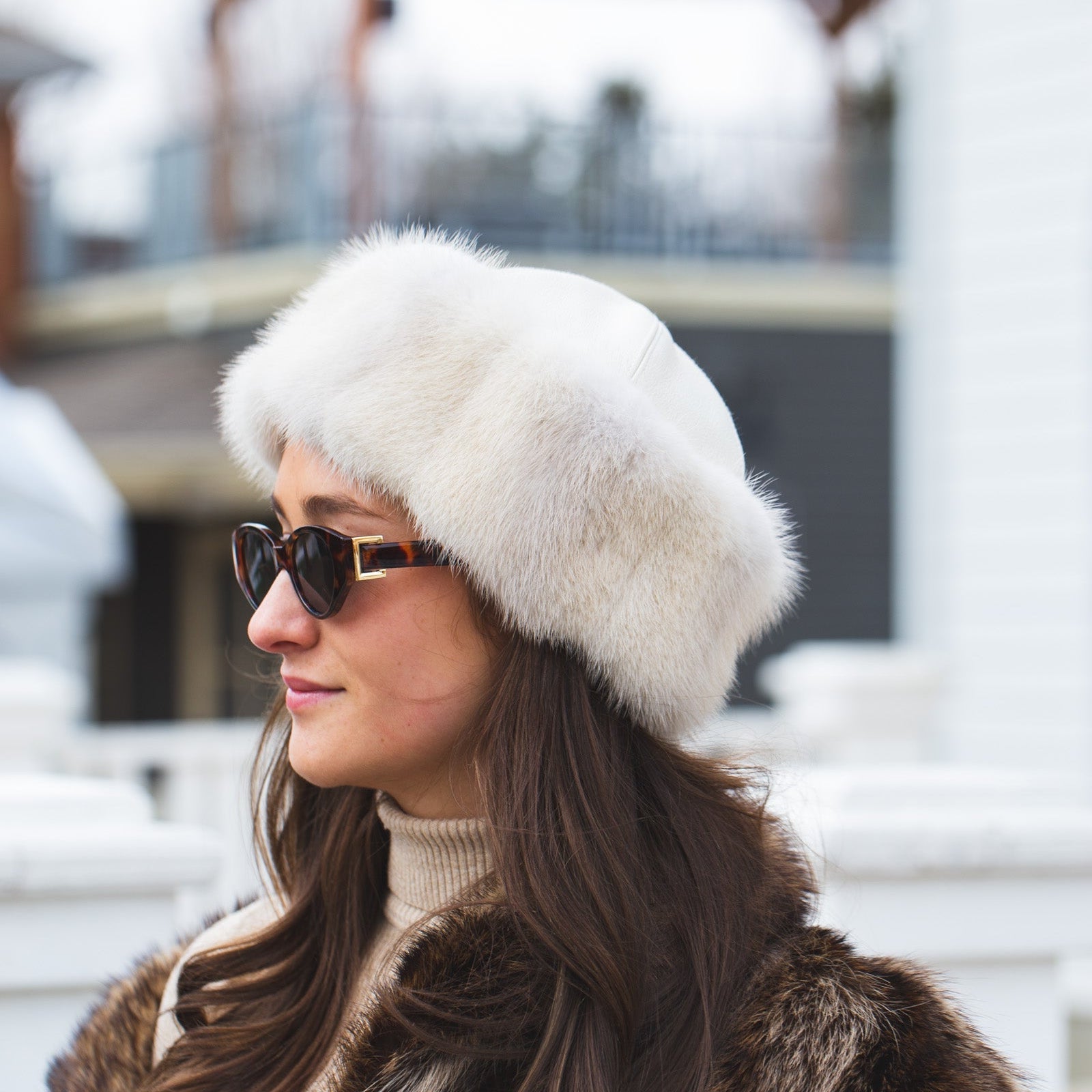 Women with white real fur hat from Cote cuir leather