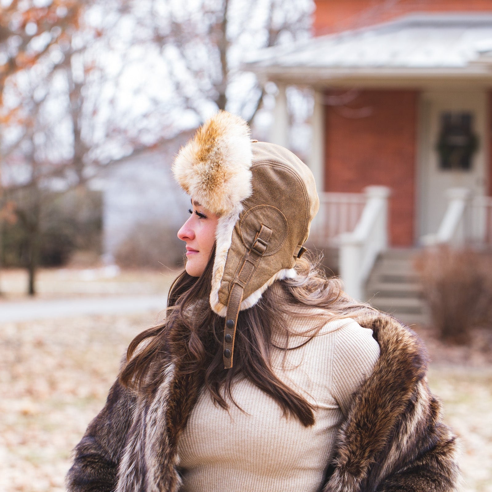 Chapeau aviateur en fourrure de coyote recyclée et cuir noir – Modèle Simon