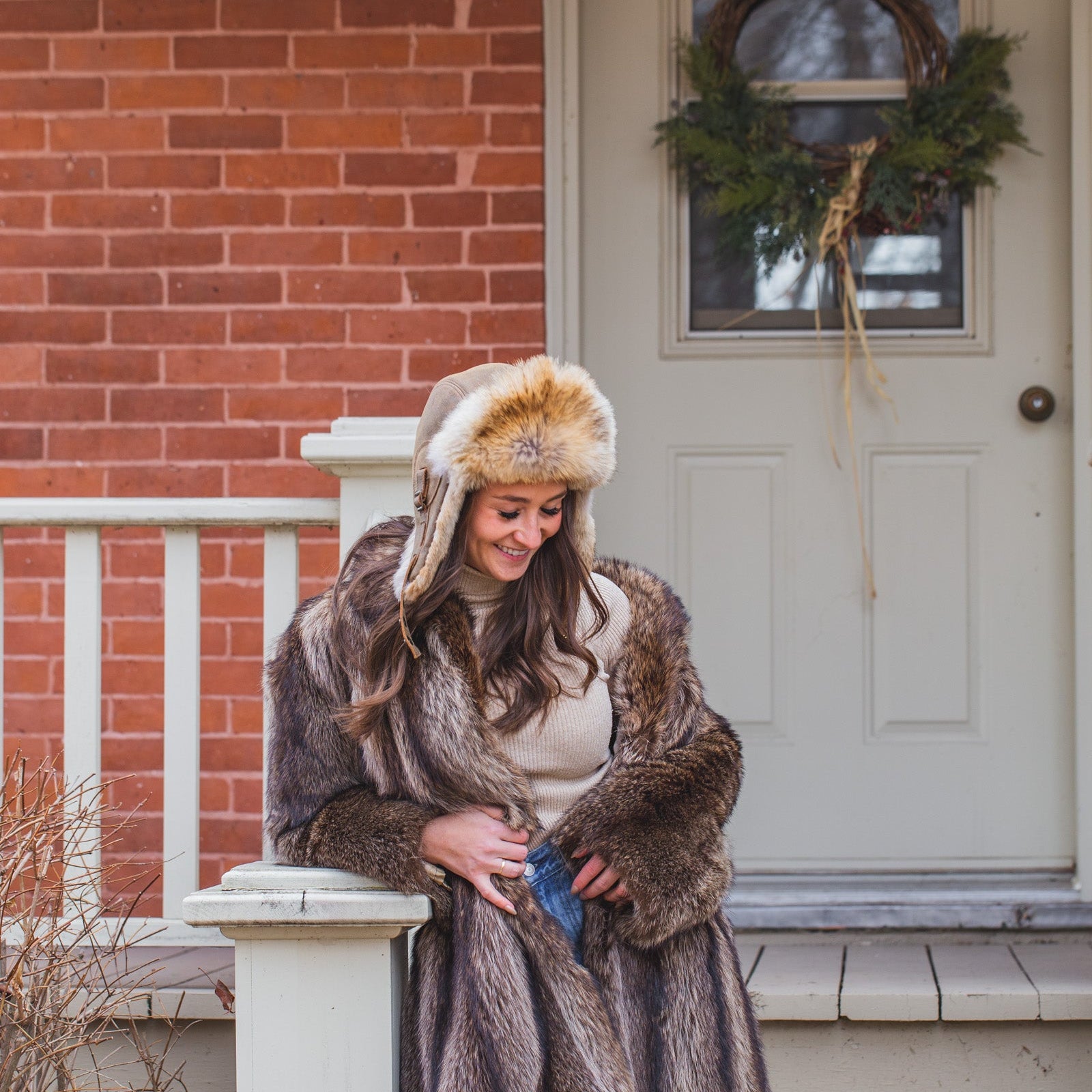 Chapeau aviateur en fourrure de coyote recyclée et cuir noir – Modèle Simon
